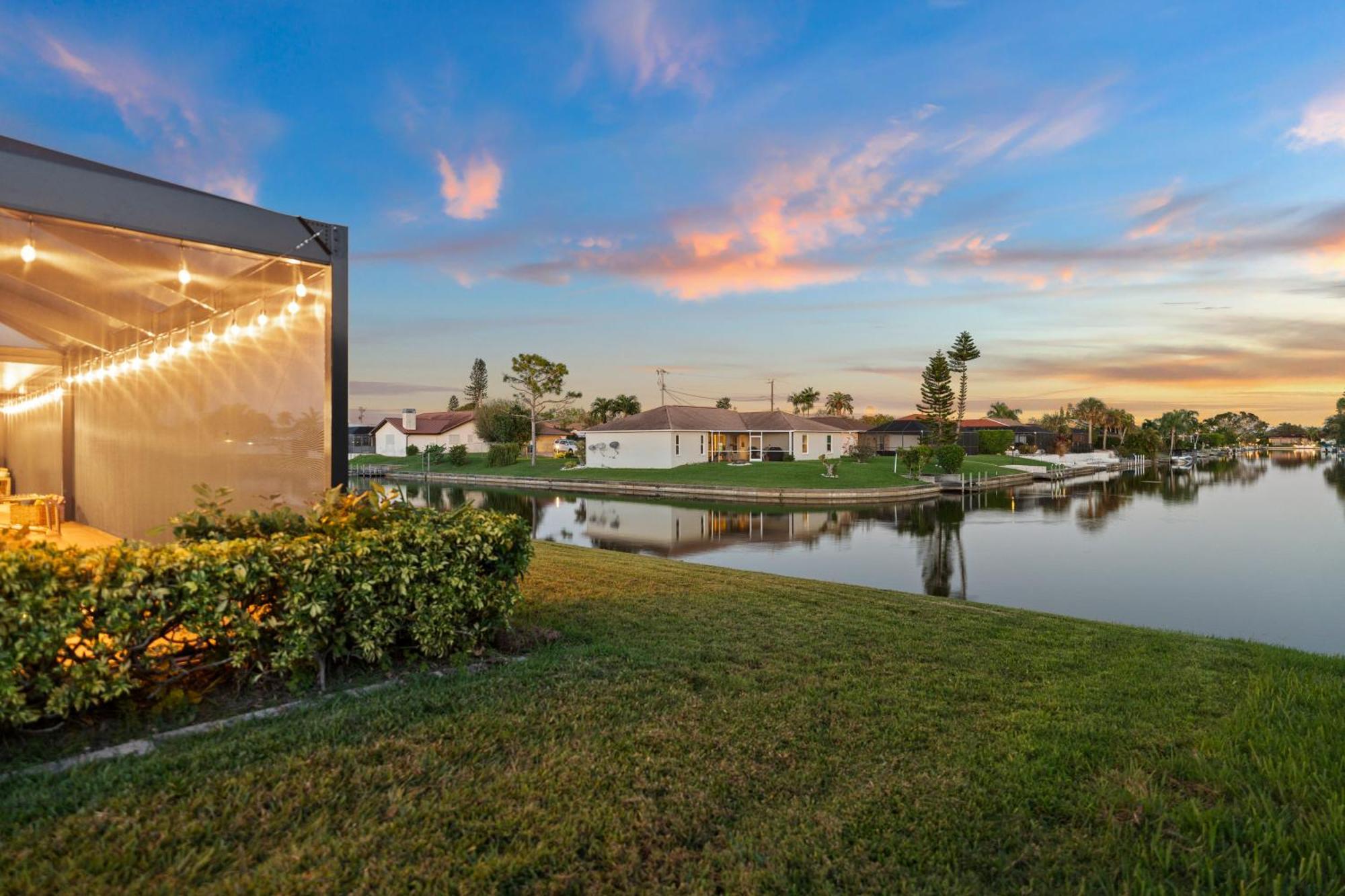 Serenity Waterfront Villa With King Suite, Private Pool, Great Lanai Enclosure And Long Water Views Cape Coral Exterior foto
